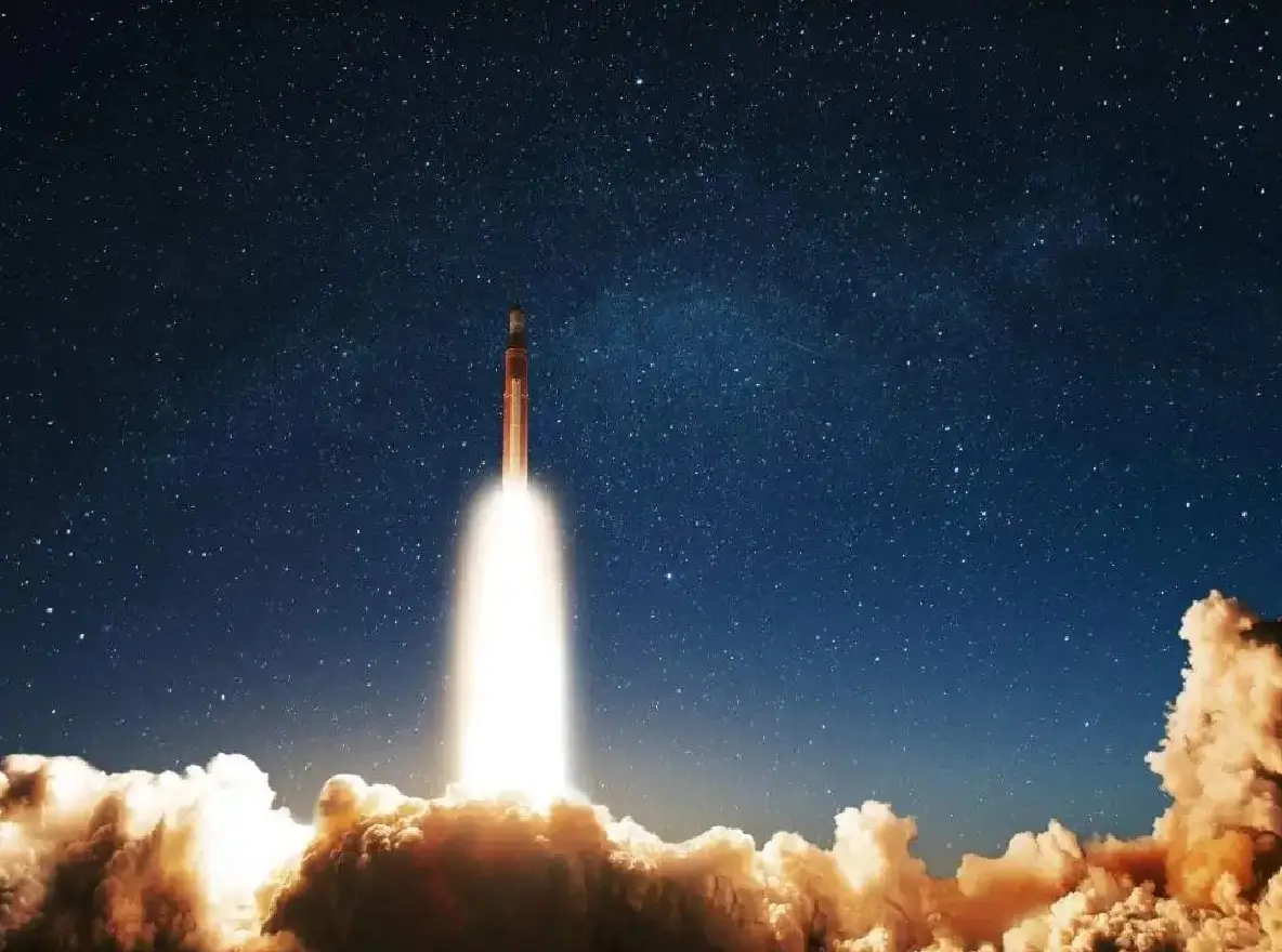 Raketenstart in den Nachthimmel, Symbol für erfolgreiche SEO-Kampagnen, die Sichtbarkeit und Traffic einer Website steigern