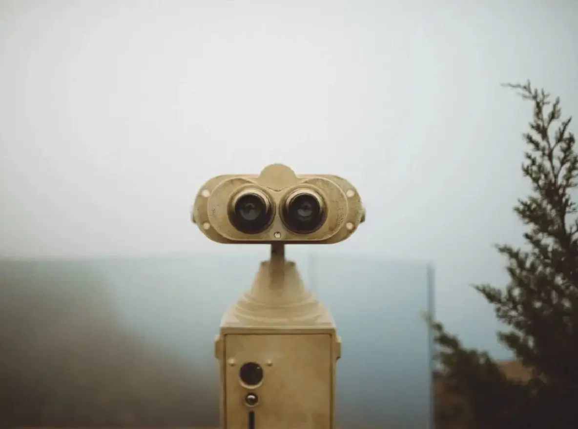 Fernglas nach vorne gerichtet, symbolisiert Suchsichtbarkeit, Fokus und Chancenfindung in der SEO-Strategie