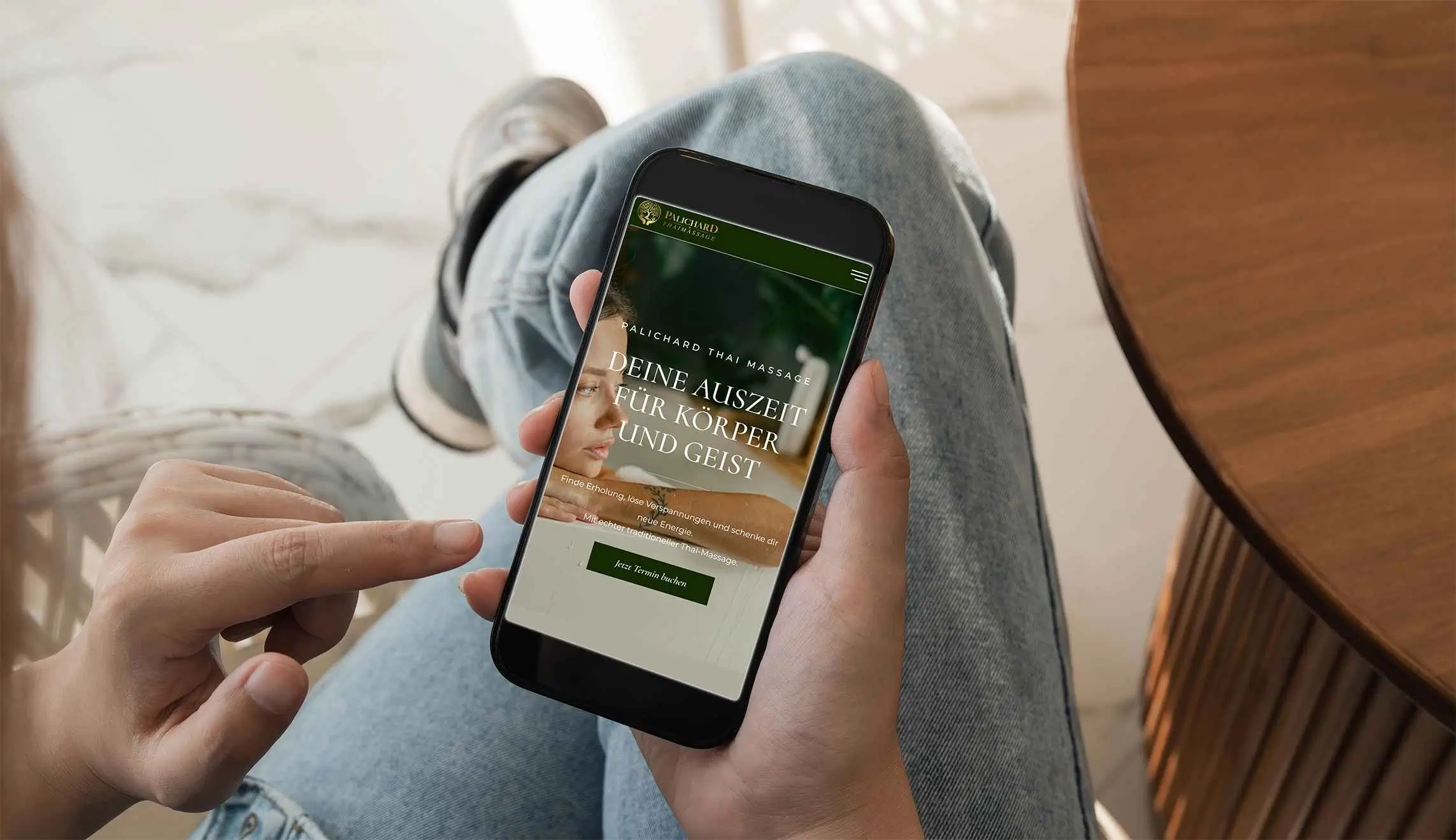 Person hält ein Smartphone mit einer von AkiByte gestalteten responsiven Website, die modernes und mobilfreundliches Webdesign zeigt
