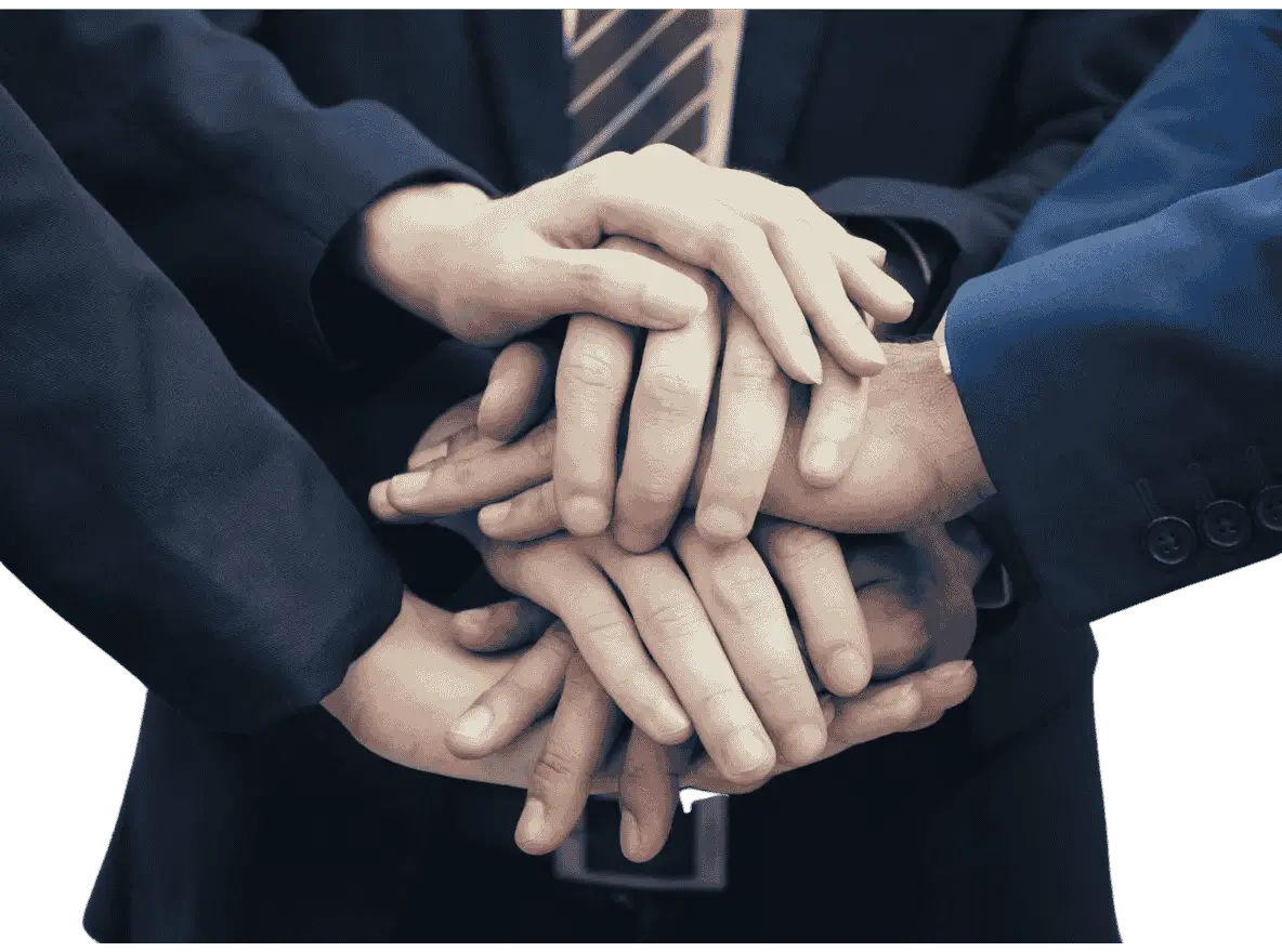 Gruppe von Fachleuten legt die Hände zusammen als Zeichen für Teamarbeit, Zusammenhalt und Zusammenarbeit in digitalen Projekten oder Geschäftstrainings