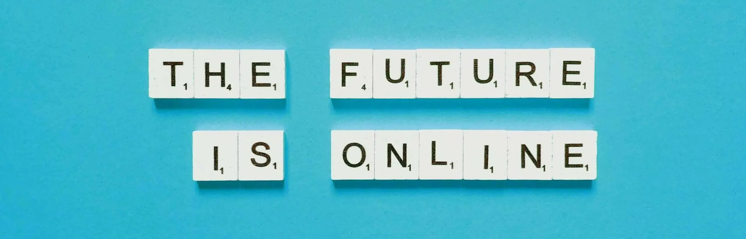 Scrabble-Buchstaben bilden „The Future Is Online“ auf blauem Hintergrund und symbolisieren den Wandel zu digitalen und leistungsstarken Websites