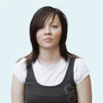 AkiByte Kundenreferenz Porträt – lächelnder Geschäftsinhaber berichtet über erfolgreiches digitales Markenwachstum und positive Marketingergebnisse