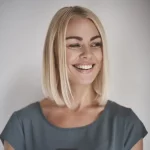 AkiByte Kundenreferenz Portrait – lächelnder Geschäftsinhaber berichtet über positives Feedback zu digitalem Markenwachstum und Marketingerfolgen