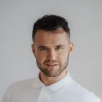 AkiByte Kundenreferenz Porträt – Geschäftsinhaber berichtet über positive Erfahrungen mit AkiByte Webdesign und SEO-Dienstleistungen