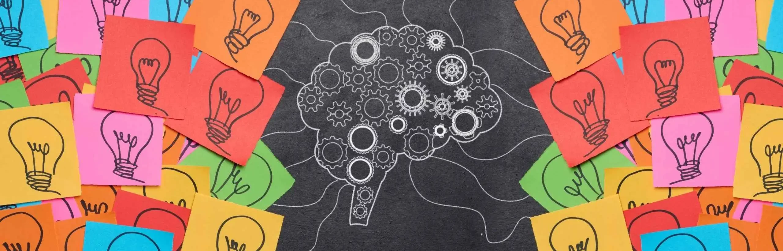Gehirn- und Glühbirnenzeichnungen auf bunten Notizzetteln als Symbol für Kreativität und Strategie im Branding