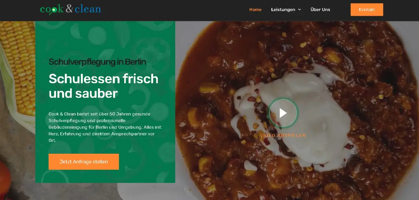 Startseite von Cook and Clean mit dem Claim Schulessen frisch und sauber sowie einem Hintergrundbild eines frisch zubereiteten Gerichts