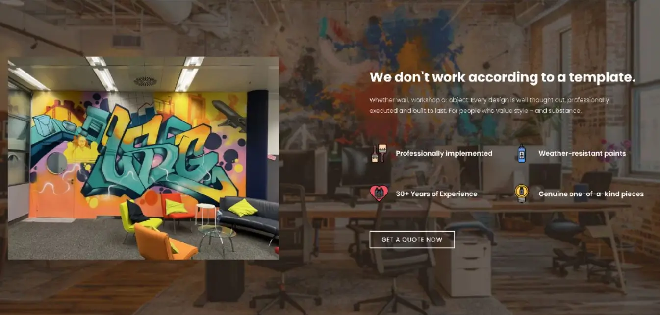 Buntes Graffiti Kunstwerk in einem modern eingerichteten Raum mit Sitzmöbeln