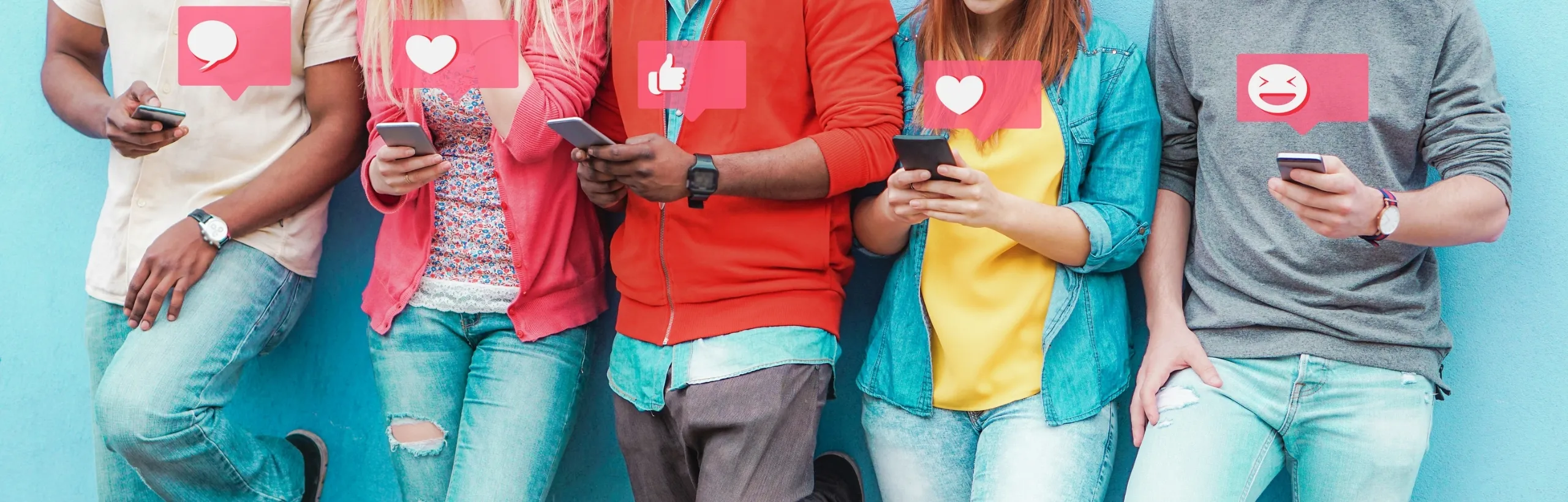 Gruppe junger Menschen mit Smartphones, über ihren Displays schweben Like-, Kommentar- und Herz-Symbole – Symbol für Community-Aufbau und Interaktion in sozialen Netzwerken.