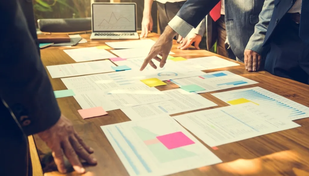 Marketing Team analysiert Kampagnendaten und Strategiepapiere als Konzept für datengetriebenes Online Marketing und Wachstum