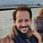 Mauricio – AkiByte SEO und Automatisierungs-Experte im Neon-Design