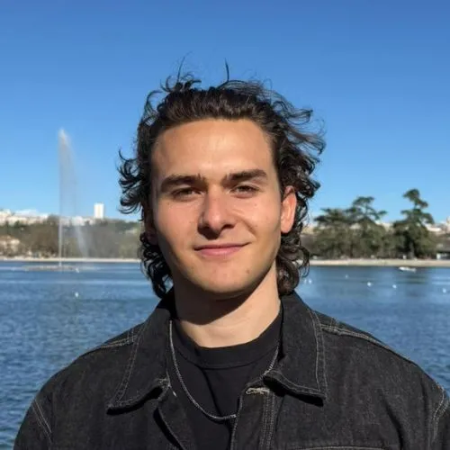 Phillip, AkiByte Sales Experte steht am See und blickt selbstbewusst in die Kamera