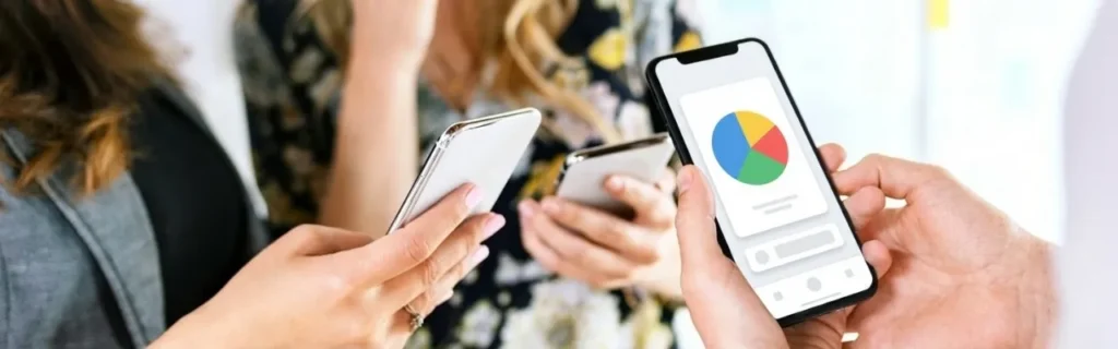 Mehrere Personen benutzen Smartphones mit einer mobilen App-Oberfläche und Analyse-Diagrammen auf dem Bildschirm
