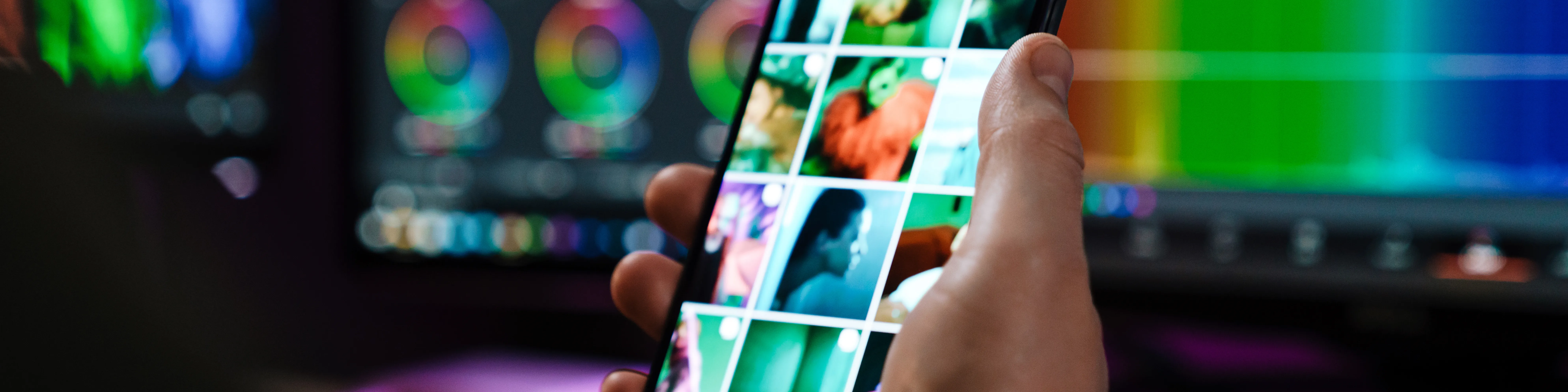 Smartphone zeigt eine mobile App mit Mediengalerie und Bearbeitungsoberfläche während der App-Entwicklung