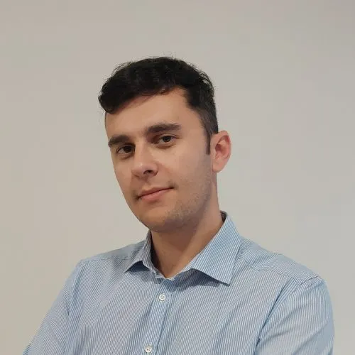 Mitarbeiter einer Online Marketing Agentur im Portrait – Marketing Experte und Projektmanager Andre