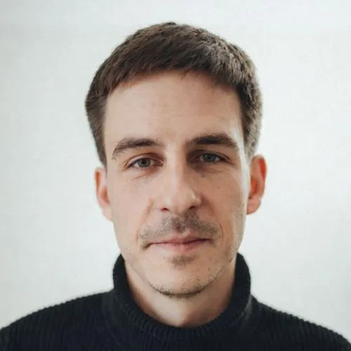 Portrait eines CEO einer Online Marketing Agentur mit Fokus auf Prozessoptimierung und effiziente Abläufe