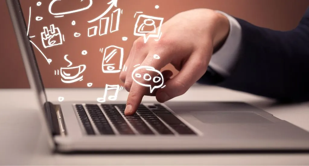 Person arbeitet am Laptop mit Content-Elementen zur Strukturierung für KI-Suchen und Topical Authority